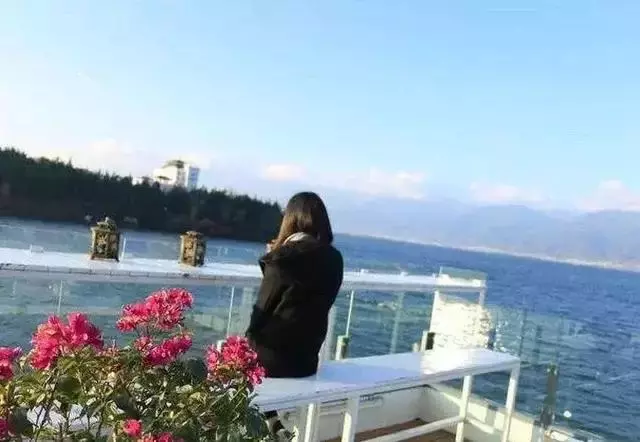 我供弟弟讀完大學,結婚時弟弟送我一張卡,查餘額時嚇得手機掉了
