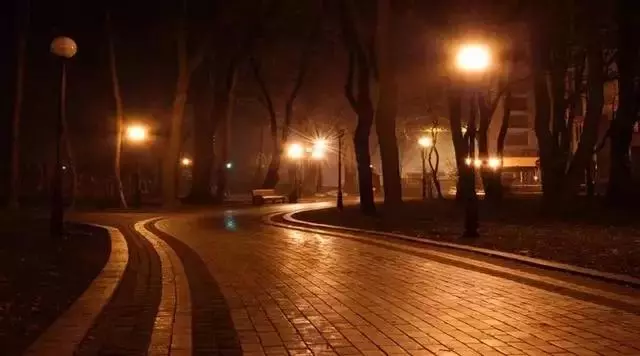 我供弟弟讀完大學,結婚時弟弟送我一張卡,查餘額時嚇得手機掉了