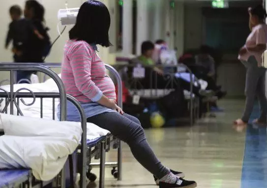 兒媳生了女兒被婆婆趕回家,多年後婆婆送給兒媳一套房