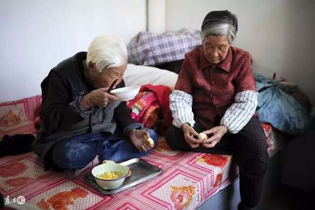兒媳生了女兒被婆婆趕回家,多年後婆婆送給兒媳一套房