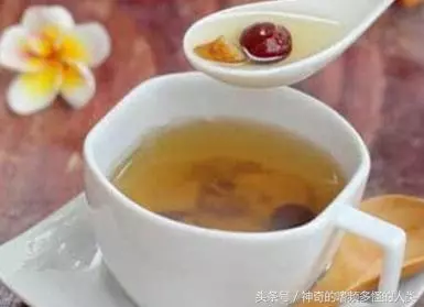 每天早晨一杯黃芪水,50歲的阿姨,活的像24歲少女!