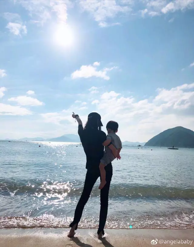 黃曉明模仿baby單手抱娃閃了老腰,網友:鞋跟有10厘米吧