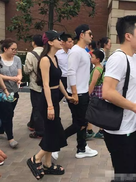 黃曉明模仿baby單手抱娃閃了老腰,網友:鞋跟有10厘米吧