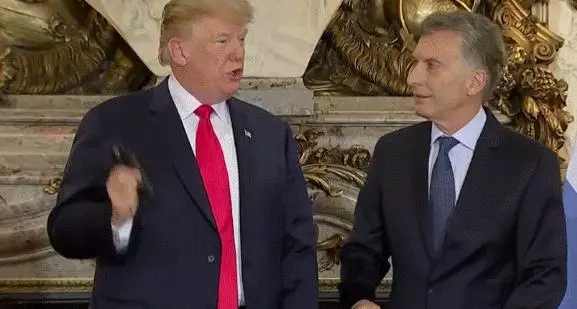 G20合影環節特朗普沒拍照就下台,阿根廷總統獨自在台上轉圈!