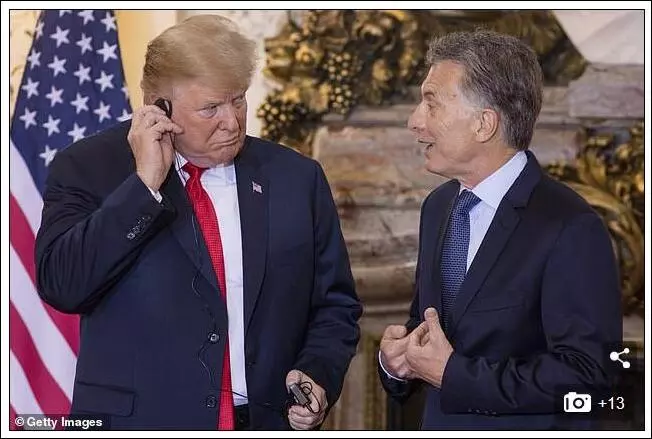 G20合影環節特朗普沒拍照就下台,阿根廷總統獨自在台上轉圈!