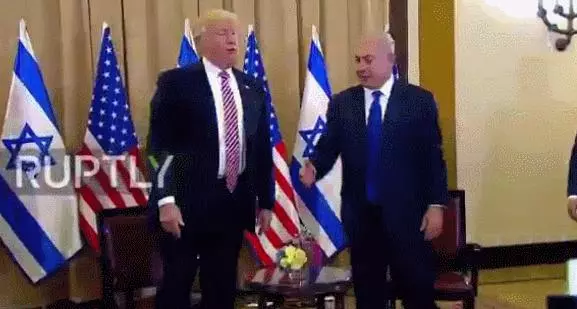 G20合影環節特朗普沒拍照就下台,阿根廷總統獨自在台上轉圈!