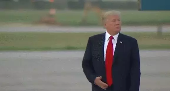 G20合影環節特朗普沒拍照就下台,阿根廷總統獨自在台上轉圈!
