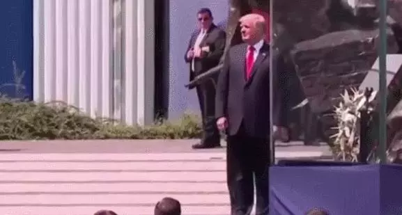 G20合影環節特朗普沒拍照就下台,阿根廷總統獨自在台上轉圈!
