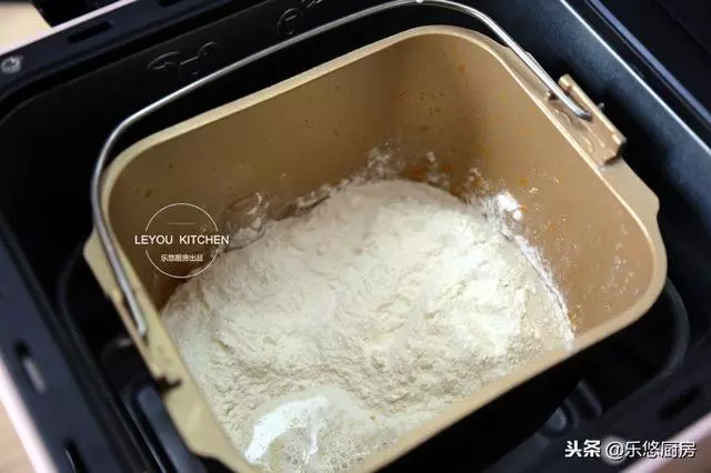 用筷子壓一下,就是一個漂亮的花捲,真的很簡單