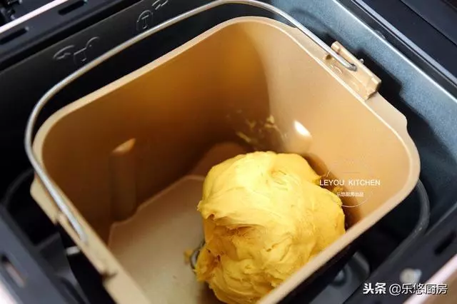 用筷子壓一下,就是一個漂亮的花捲,真的很簡單