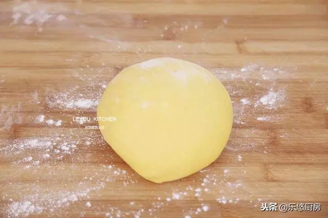 用筷子壓一下,就是一個漂亮的花捲,真的很簡單