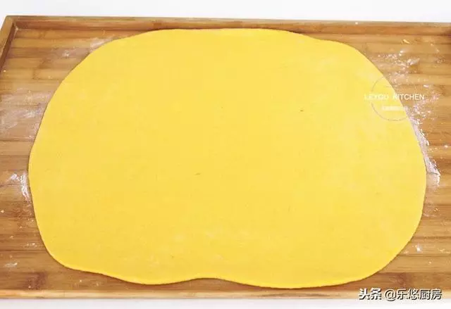 用筷子壓一下,就是一個漂亮的花捲,真的很簡單