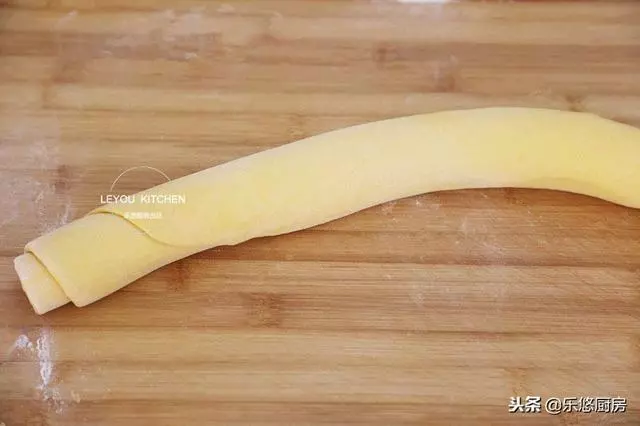 用筷子壓一下,就是一個漂亮的花捲,真的很簡單