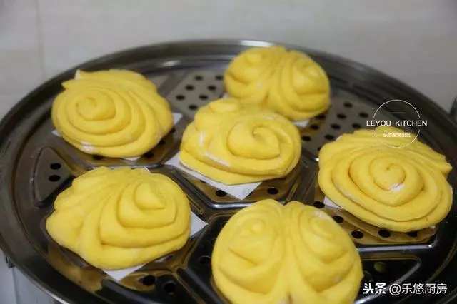 用筷子壓一下,就是一個漂亮的花捲,真的很簡單