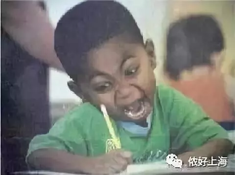 笑岔氣哈哈哈!歐洲老闆太瘋狂,服務員6點起床學中文