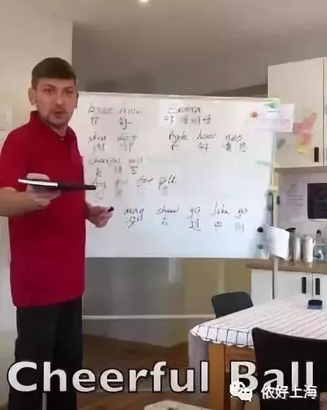 笑岔氣哈哈哈!歐洲老闆太瘋狂,服務員6點起床學中文