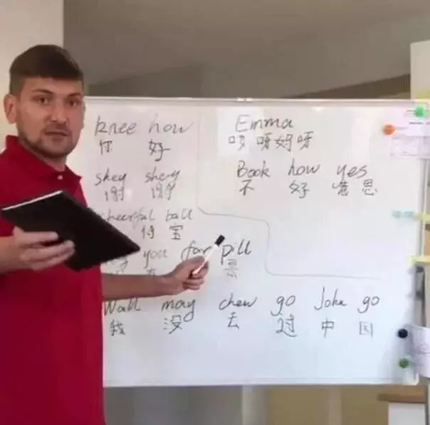 笑岔氣哈哈哈!歐洲老闆太瘋狂,服務員6點起床學中文