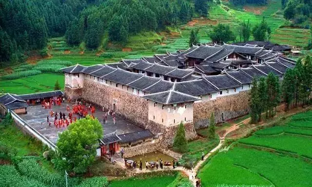 中國式奇蹟的古堡,漂浮沼澤上百年,無人居住卻不見蜘蛛網!