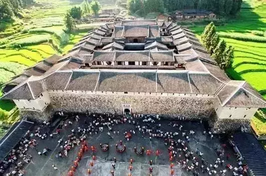 中國式奇蹟的古堡,漂浮沼澤上百年,無人居住卻不見蜘蛛網!
