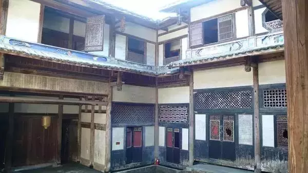 中國式奇蹟的古堡,漂浮沼澤上百年,無人居住卻不見蜘蛛網!