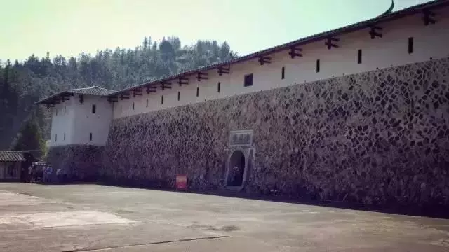 中國式奇蹟的古堡,漂浮沼澤上百年,無人居住卻不見蜘蛛網!