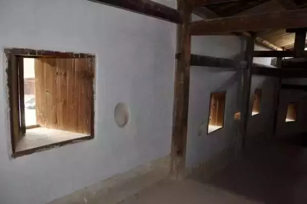中國式奇蹟的古堡,漂浮沼澤上百年,無人居住卻不見蜘蛛網!