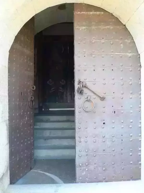 中國式奇蹟的古堡,漂浮沼澤上百年,無人居住卻不見蜘蛛網!