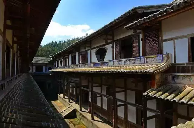 中國式奇蹟的古堡,漂浮沼澤上百年,無人居住卻不見蜘蛛網!