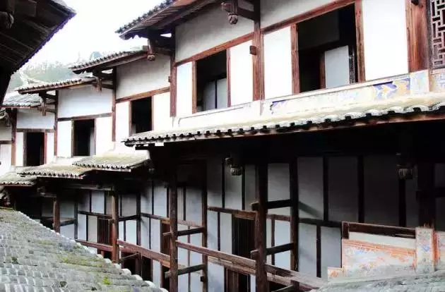 中國式奇蹟的古堡,漂浮沼澤上百年,無人居住卻不見蜘蛛網!
