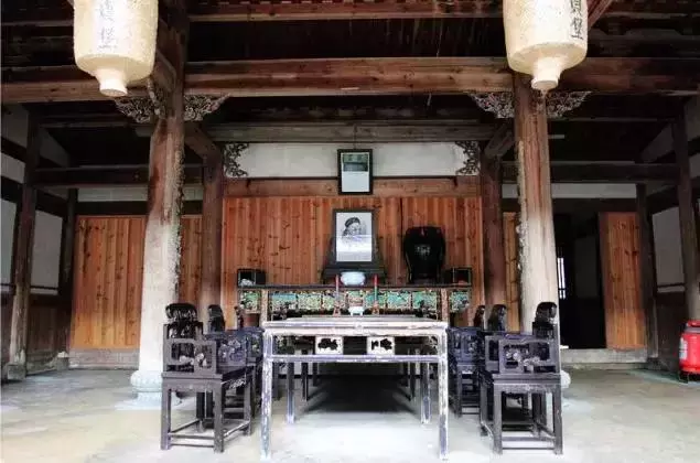 中國式奇蹟的古堡,漂浮沼澤上百年,無人居住卻不見蜘蛛網!