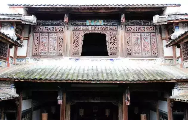 中國式奇蹟的古堡,漂浮沼澤上百年,無人居住卻不見蜘蛛網!