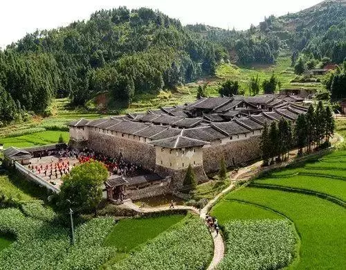 中國式奇蹟的古堡,漂浮沼澤上百年,無人居住卻不見蜘蛛網!