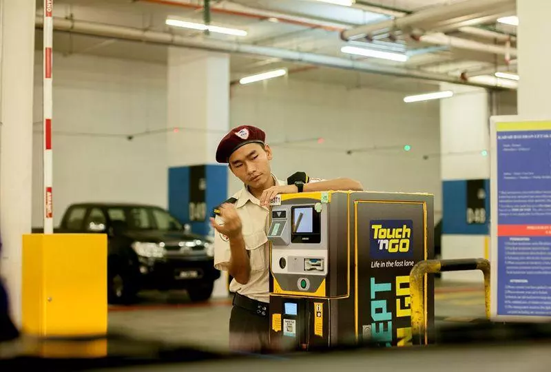 【你以為可以「咻」著過toll嗎?】大馬最新『RFiD TAG』8個超傻眼的設計!網友:超不方便!