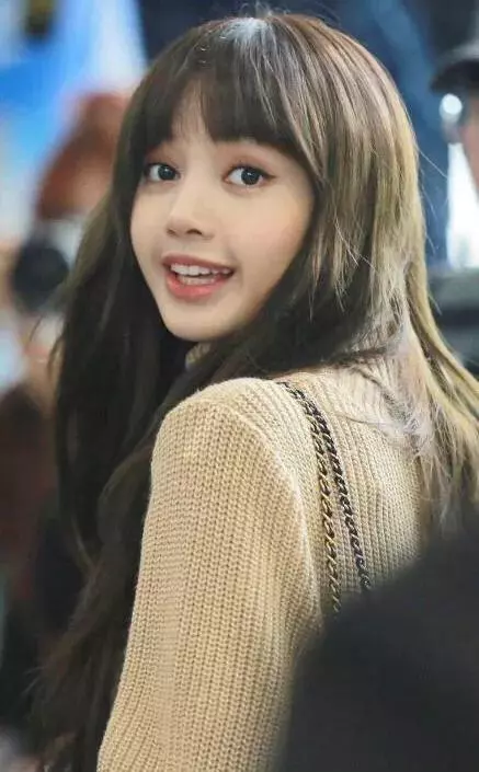 大勢女團BLACKPINK成員LISA短髮造型曝光超可愛的!