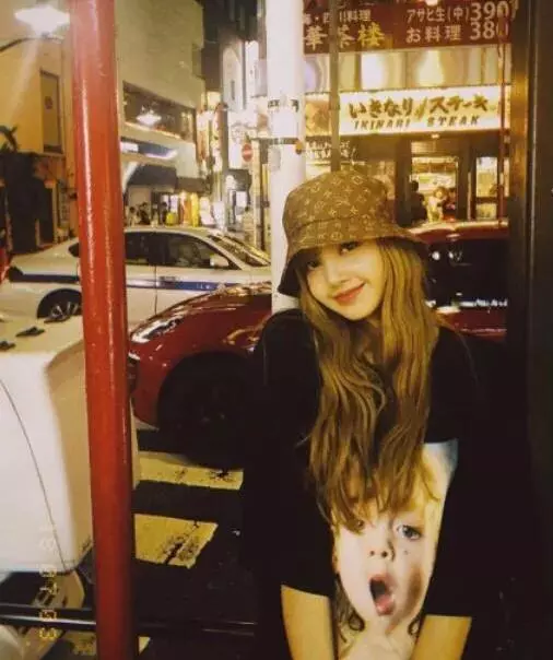 大勢女團BLACKPINK成員LISA短髮造型曝光超可愛的!
