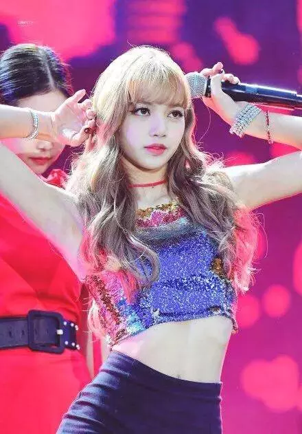 大勢女團BLACKPINK成員LISA短髮造型曝光超可愛的!