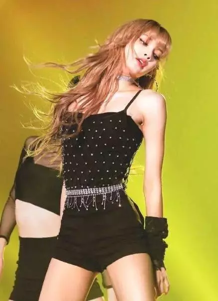 大勢女團BLACKPINK成員LISA短髮造型曝光超可愛的!