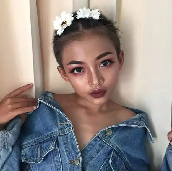 【完全不怕同學笑!】泰國12歲小弟弟靠化妝做網紅,為父母買大房子!網友:太厲害!