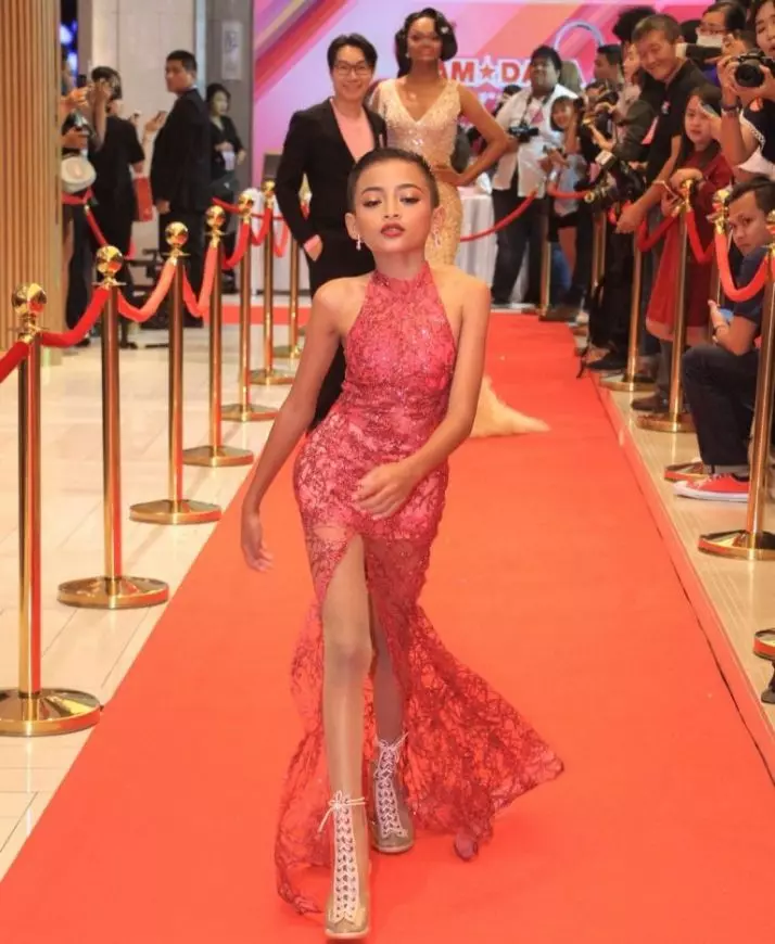【完全不怕同學笑!】泰國12歲小弟弟靠化妝做網紅,為父母買大房子!網友:太厲害!
