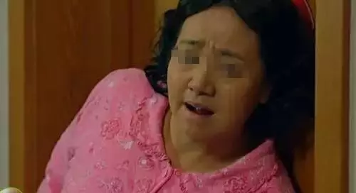 親家拆遷得4百萬,只給女兒4萬,回家打開她包,婆婆卻直接報警