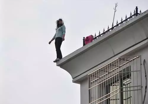 女子懷孕五個月去世,家人收拾遺物打開化妝箱,慌忙拿起電話報警