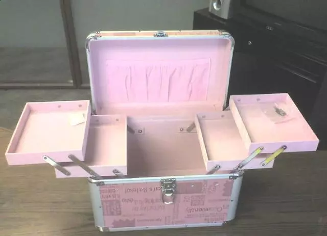女子懷孕五個月去世,家人收拾遺物打開化妝箱,慌忙拿起電話報警