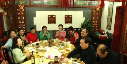 婆婆過壽俺給500,大嫂笑俺摳門,打開她的5千紅包,家婆臉綠