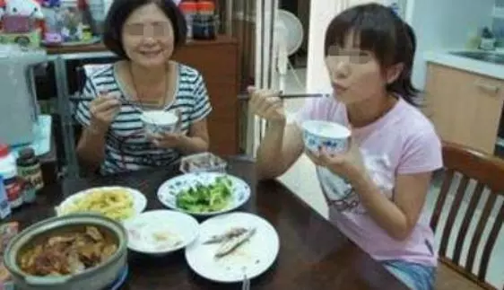婆媳吵架,男子幫母親打女子,女子倒地,起身後全家淚目