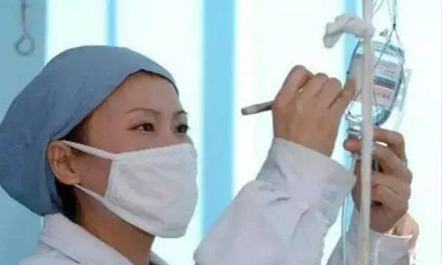 婆婆發燒,兒媳陪她輸液,醫生察覺吊瓶不見少,查完監控,報了警