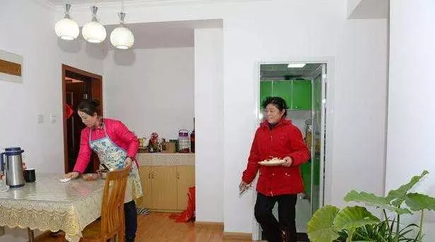 婚後婆婆送我一件衣服,我沒在意丟在一旁,三年後打開我哭成淚人