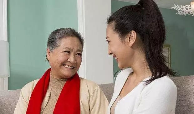 婚後婆婆送我一件衣服,我沒在意丟在一旁,三年後打開我哭成淚人