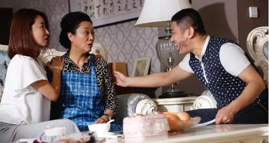 結婚當天母親給我送來我遲到的嫁妝,回到家查看之後,我愣在原地