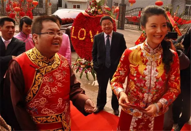 中國最慘首富:開200輛豪車娶女星,發500萬紅包,10年敗光125億!