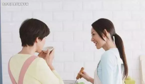 我媽和婆婆照顧我坐月子,每到飯點婆婆就出門,跟去一看我愣住了